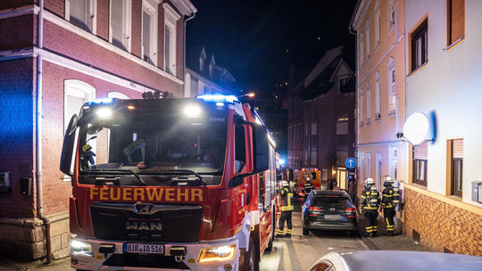 Einsatzkräfte der Feuerwehr vor Ort in der Amtsstraße in Idar-Oberstein: Ein gemeldeter Wohnungsbrand entpuppte sich als Kleinbr