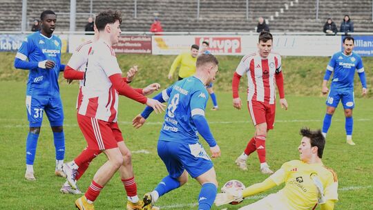 Gleich gibt es Elfmeter für den FK Pirmasens. SC-Torwart Ruben Strack bremst FKP-Akteur Luca Eichhorn regelwidrig. Die Pimasense
