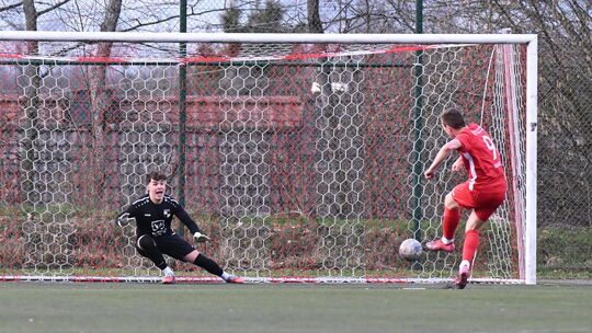 Die frühe Entscheidung: Malbergs Justin Nagel verlädt Windhagens Schlussmann Philipp Nüse vom Elfmeterpunkt und bringt den Favor