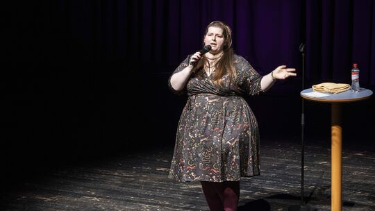 Nicole Jäger bringt die Besucher im Stadttheater Idar-Oberstein zum Lachen - und zum Nachdenken.