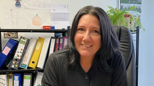 Angela Adomeit in ihrem Büro in ihrer Logopädischen Praxis. Von hier aus "steuert" sie Arbeit Politik, Ehrenamt und auch schon m