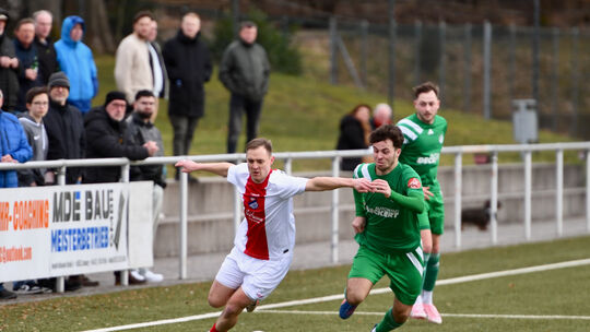 Lukas Reitz (links) erzielte den Treffer zum 3:1 für seine Sportfreunde Eisbachtal und brachte nach seiner Einwechslung in der P