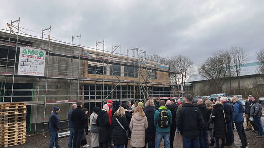 Planer, Handwerker, Baufirmen, Kreisgremien und -mitarbeiter feierten gemeinsam das Richtfest der neuen Anne-Frank-Schule.