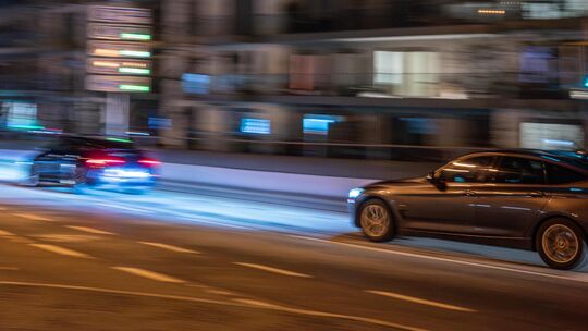 Hochmotorisierte Fahrzeuge am Altengraben in Koblenz: Die Polizei kontrolliert verstärkt, ob Autos illegal umgebaut sind oder "P