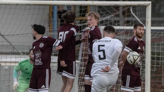 Die Meisenheimer Nummer 5 ist wieder da: Maurizio Lörsch, der bei einem Freistoß die Schmittweilerer Mauer ins Visier nimmt, fei