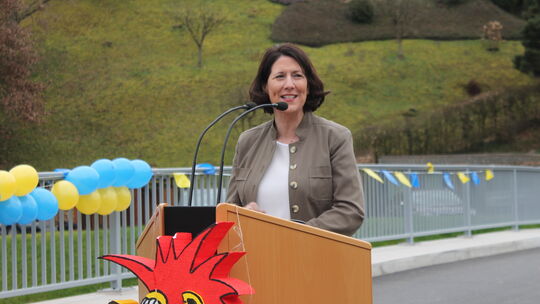 Die rheinland-pfälzische Wirtschafts- und Verkehrsministerin Daniela Schmitt (FDP) bei der Eröffnungsfeier für die neue Bahnhofs