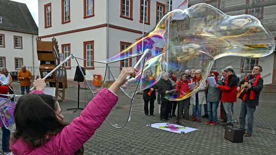 Mit großen Seifenblasen "umrahmten" Kinder die Lieder des Attac-Chores beim Demokratiefest in Simmern.