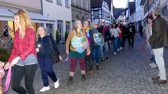 Die Menschenkette reichte vom Marktplatz bis zum Gelben Haus. Hier ist sie auf dem Rückweg zum Marktplatz.