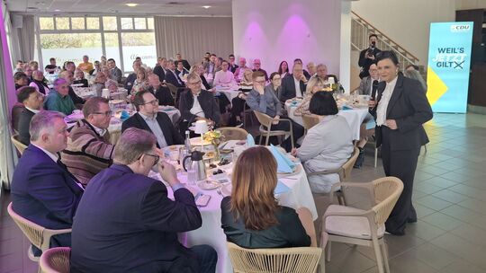 Gastrednerin Gitta Connemann bricht beim Wirtschaftsfrühstück der CDU in Andernach eine Lanze für den Mittelstand.