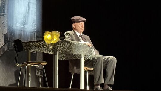 Gerd Dudenhöffers Kultfigur ist zurück in Mendig: Anstelle seines sonst gewohnten Outfits trägt der trauernde Witwer Heinz Becke