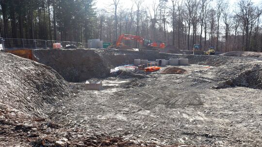 Ein Blick in die Baugrube für den neuen Wasserhochbehälter. Bis Anfang 2028 wird noch gebaut am Spitzenstein.