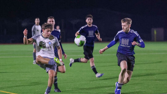 Mit zwei Treffern war Jannik Schumann (links) der Schlüsselspieler in Reihen der SG Alpenrod. Hier ist er vor den Westerburgern