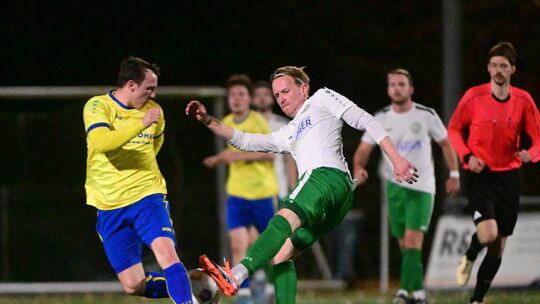 Die Fußballer des TuS Oberwinter (vorn rechts Matthias Rothweiler) wehrten sich gegen den SV Weitersburg lange Zeit tapfer, muss