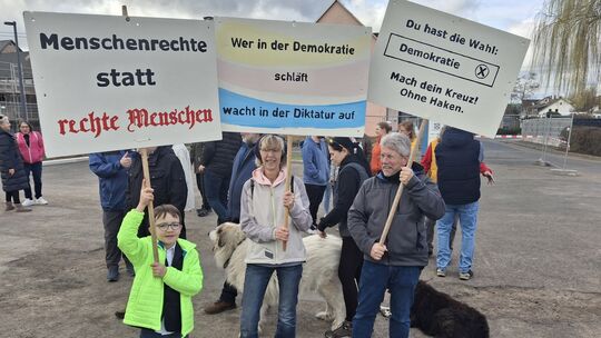 Slogans begleiteten den Sternmarsch am Tag der Demokratie in Ochtendung.