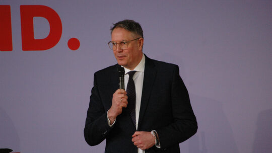 Ministerpräsident Alexander Schweitzer in seinem Element: Eine Rede voller klarer Aussagen und guter Argumente.