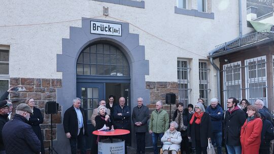 Annette Holzapfel und zahlreiche Politiker von Kommunen und Land würdigten die Opfer und dankten für die unerschütterliche Solid