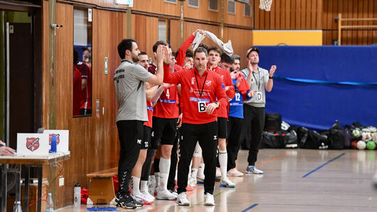 Souveräner geht's kaum: Der TuS Holzheim (im Vordergrund das Trainerteam Miguel Silva Esteves und Dominik Jung) nahm am frühen