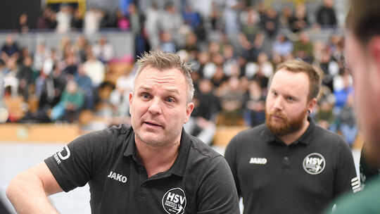 Einen entspannten Abend verbrachten die HSV-Trainer Tino Stumps (links) und Jan-Philipp Lang an der Seitenlinie.