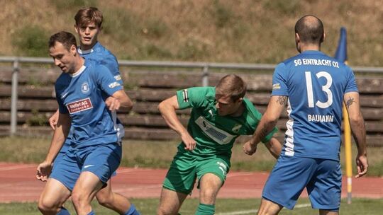 Auf Jan Wingenter (am Ball) wartet das letzte Derby im blauen Trikot der SG Eintracht Bad Kreuznach. Er wechselt im Sommer bekan