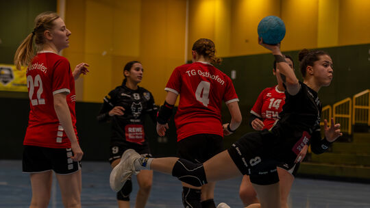 Freie Flugbahn: Leandra Holzhauser (rechts), eine der jungen Spielerinnen der HSG Nahe-Glan, erzielt eines ihrer vier Tore gegen