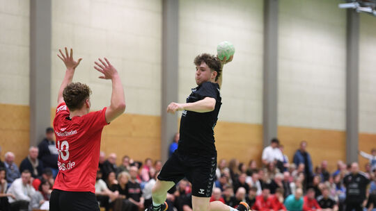 Konstantin Schnatz (hier beim Torwurf) rutscht mit der Holzheimer Zweiten nach der bitteren Derby-Niederlage bei der HSG Eschhof