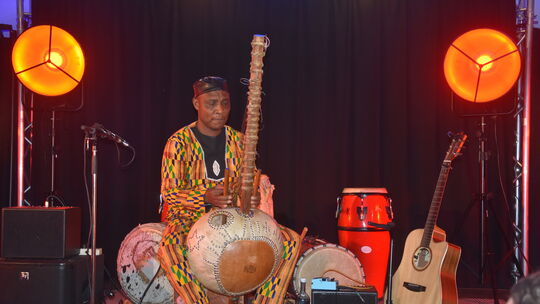 Die Kora ist einer der Lieblingsinstrumente des Künstlers. Es ist eine Art Harfe.