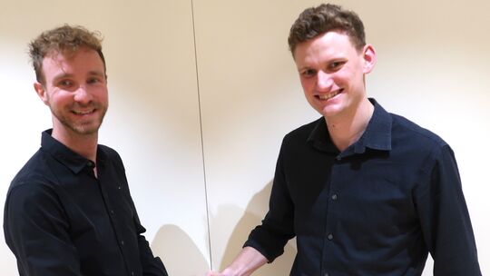 René Neuser (links) ist der neue Dirigent der Daadetaler Knappenkapelle. Vorsitzender Julius Emil Mann heißt ihn willkommen. Am