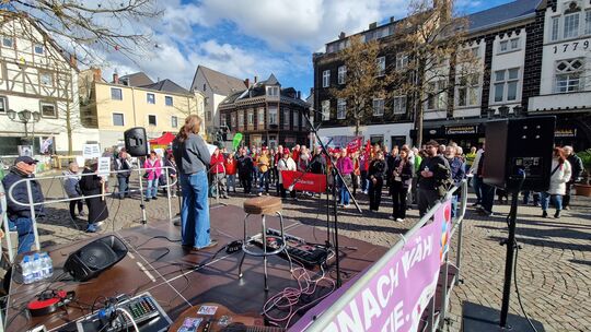 Viele Menschen waren dem Aufruf verschiedener Parteien und Initiativen zum Demokratie-Fest gefolgt.