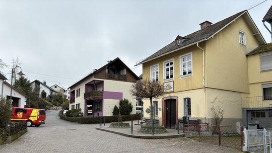 Der Backes, das alte Backhaus, gehört zu den historischen Gebäuden in Biebernheim. Dort finden derzeit Treffen statt, es gibt ab