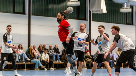 Die Vallendarer Handballer (in weißen Trikots) können nur hinterherschauen: TVW-Spieler Oussama Lajnef (am Ball) erzielte zehn T
