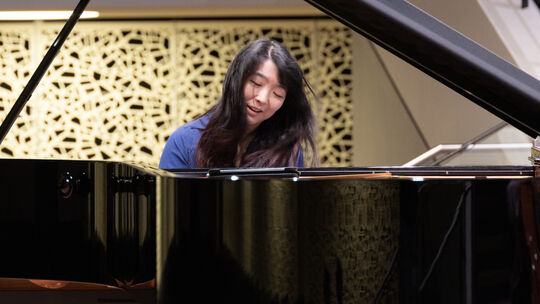 Die aus den USA stammende Pianistin Claire Huangci (hier bei der Generalprobe mit der Rheinischen Philharmonie) übernahm stilkom