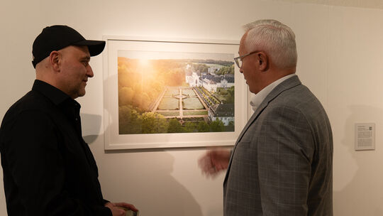 Fotograf Andreas Pacek erläutert Landrat Achim Hallerbach Hintergründe zu seinen Aufnahmen.