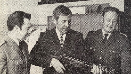 Der Vorsitzende des Innenausschusses, MdL Gerhard Krempel (Mitte), mit Oberkommissar Sturm (links) und Polizeiobermeister Werner