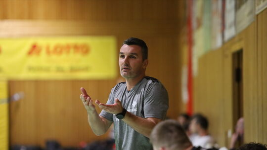Na, geht doch: Florin Nicolae, Trainer der HSG Hunsrück, durfte mit dem klaren 36:23-Heimsieg in Kleinich gegen HB Mülheim-Urmit