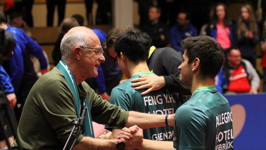 Als Manager der Bundesliga-Mannschaft und 2. Vorsitzender des TTC Zugbrücke Grenzau gibt sich Markus Ströher (links, hier mit Ma