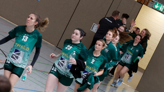 Guter Dinge laufen die Handballerinnen des HSV Sobernheim in die Dümmler-Halle ein. Das Remis, das sie gegen die Südpfalz Tiger