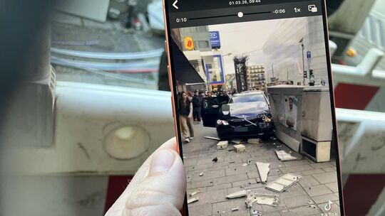 Von der Unfallstelle mitten in der Koblenzer Innenstadt geisterten am Wochenende bereits Videos durch die sozialen Medien.