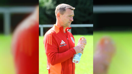 Holzbachs Trainer Michael Tannhäuser gewann das erste Pflichtspiel 2026 mit seiner Elf, allerdings war das 4:1 beim FV Rübenach
