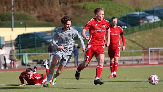 Ahrweiler (in Grau mit Ricardo Schuh Abranches) ließ zwar mal einen Morbacher links liegen, traf aber bei den Hunsrückern um Mat Ahrweiler (in Grau mit Ricardo Schuh Abranches) ließ zwar mal einen Morbacher links liegen, traf aber bei den Hunsrückern um Mat