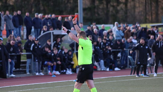 In dieser Szene zeigte der luxemburgische Schiedsrichter Oliver Gorges dem Ahrweilerer Co-Trainer Max Fichtl die Rote Karte auf