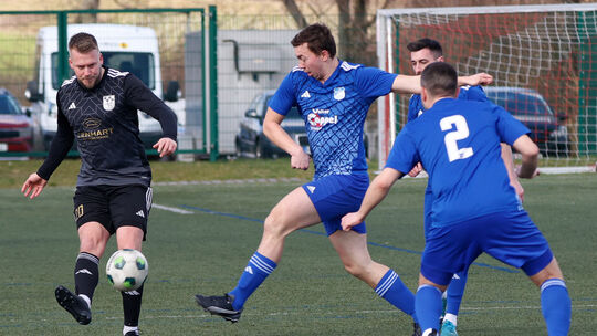 Dynamisch treibt Sebastian Fett (schwarzes Trikot), einer der Sechser des SV Winterbach, den Ball gegen den TuS Bedesbach-Paters