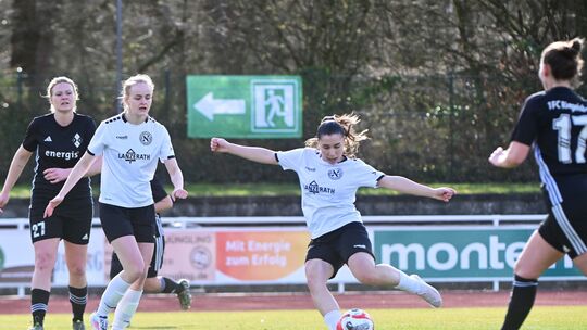 Yaren Sürül zieht mit links ab, das 1:0 für Bad Neuenahr - am Ende gewann der SC 13 die Regionalligapartie gegen Riegelsberg mit