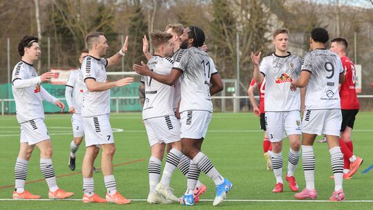 Jubel nach dem vorentscheidenden 3:0 für den SV Eintracht Mendig. Es war der zweite Treffer von Brice Braqin Mitel (Nummer 11),
