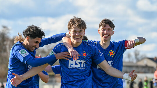 Freude pur beim 3:0-Schützen Alexander Hoffmann (Mitte) sowie bei Abolfasl Ghorbani (links) und Milan Varvodic: Die U17-Kicker d