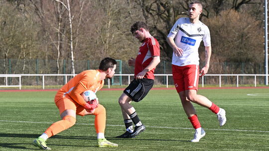 Nachdem Burgschwalbachs Julian Ohlemacher (rotes Trikot) mit seinem Treffer zum 0:1 die SG Lautzert-/Berod um Spielertrainer Jus
