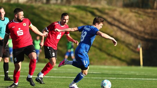 Yannik Finkenbusch (blaues Trikot) entwischt in dieser Situation dem Urbarer Rinor Berbatovci. Der Spieler des HSV Neuwied erzie