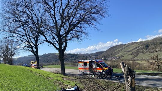 Rettungskräfte vor Ort: Ein schwerer Motorradunfall bei Rehborn führte zu einer Vollsperrung der L234. Der Mann wurde mittels ei Rettungskräfte vor Ort: Ein schwerer Motorradunfall bei Rehborn führte zu einer Vollsperrung der L234. Der Mann wurde mittels ei