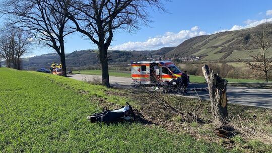 Rettungskräfte vor Ort: Ein schwerer Motorradunfall bei Rehborn führte zu einer Vollsperrung der L234. Der Mann wurde mittels ei