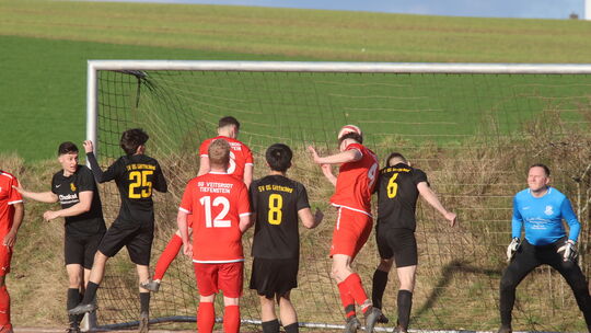 Kopfballchance für Marvin Olschewski von der SG Veitsrodt/Tiefenstein beim 4:1-Auswärtssieg in Göttschied.