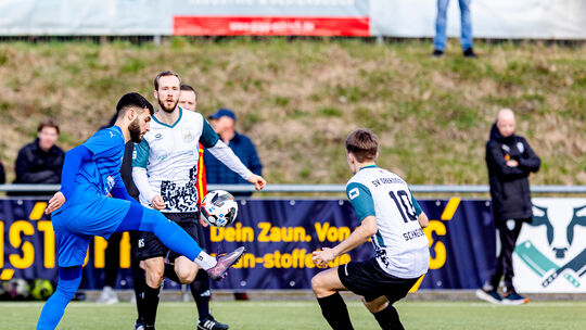 Deniz Bürü (in Blau) traf zum 1:0 für den FC Emmelshausen-Karbach II beim 3:0-Heimerfolg gegen den SV Oberzissen um Jannik Schne